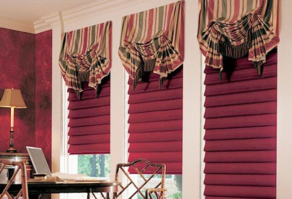 Бордовые римские шторы с равномерными складками