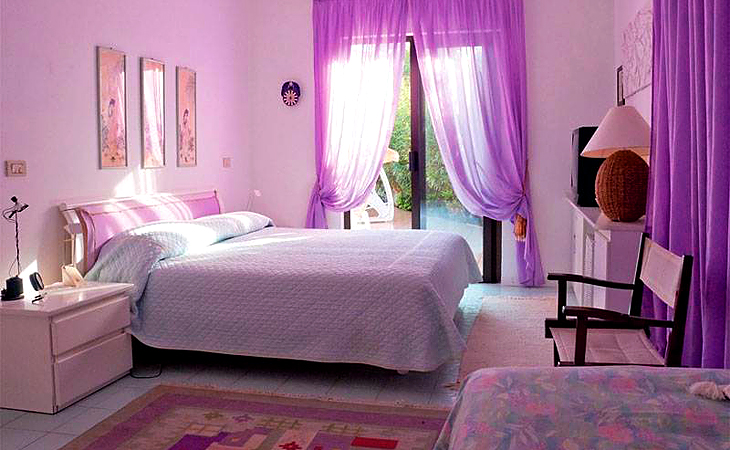 Фиолетовые шторы в спальне