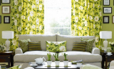 Зеленые шторы с цветочным узором в гостиной
