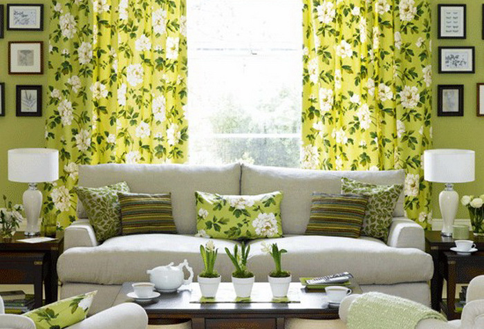 Зеленые шторы с цветочным узором в гостиной