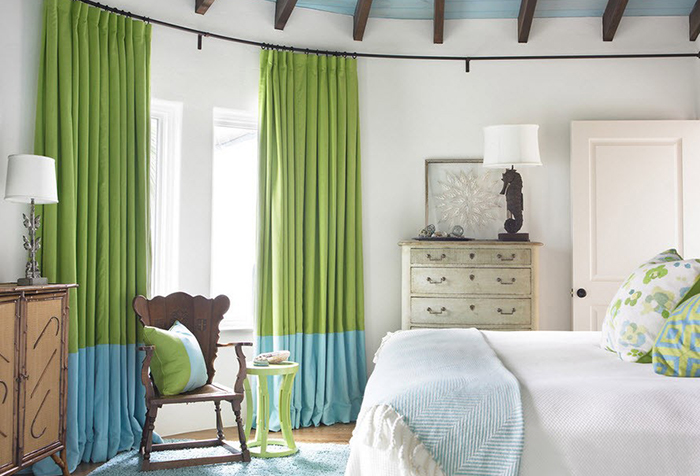 Свежие цвета в интерьере спальни - сочетание зеленого и голубого