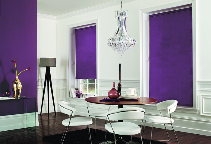 Фиолетовые рулонные шторы в столовой