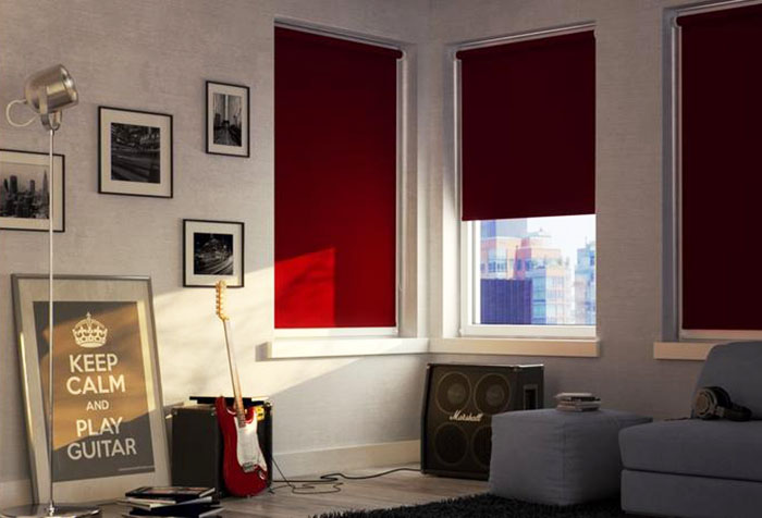 Красные рулонные шторы из ткани блэкаут