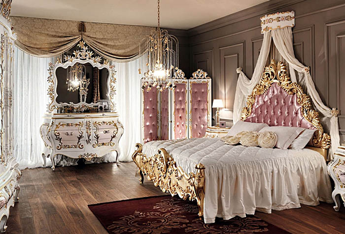 Спальня в стиле барокко с бежевыми шторами