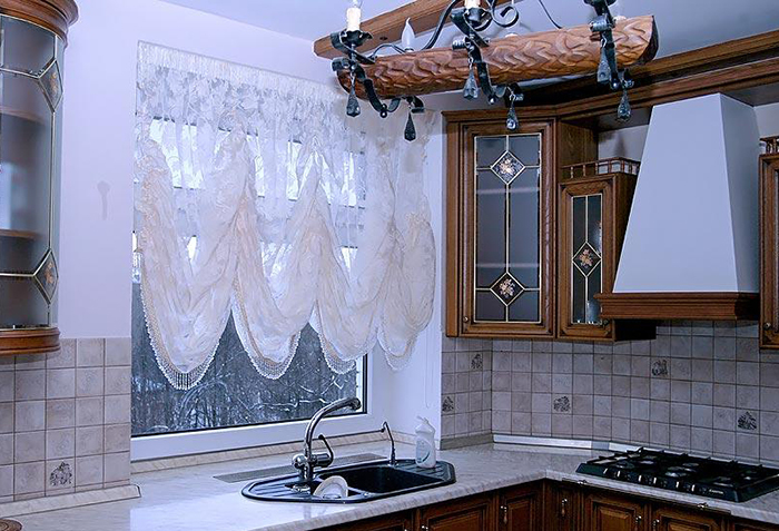 Австрийская штора на кухне