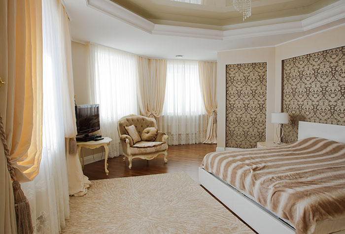 Спальня в классическом стиле в бежевых тонах
